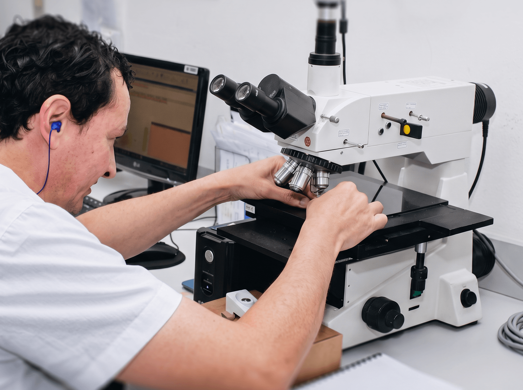 Análise de componente plástico em microscópio de laboratório