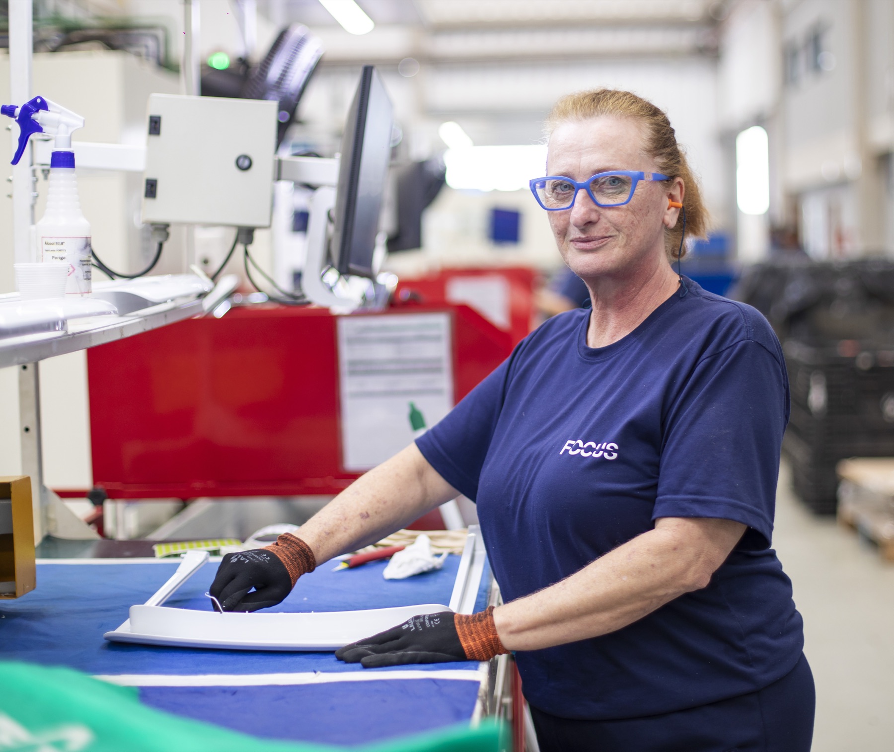 Colaboradora do Grupo Focus em estação de produção