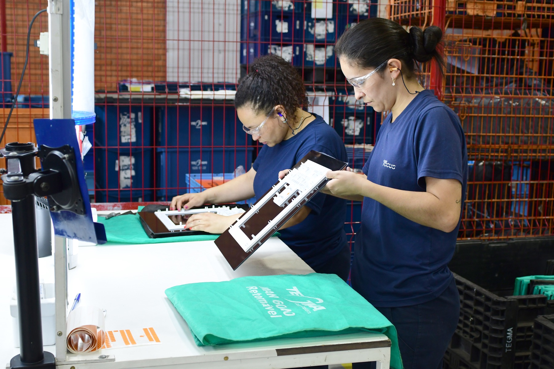 Colaboradoras montando subconjunto plástico
